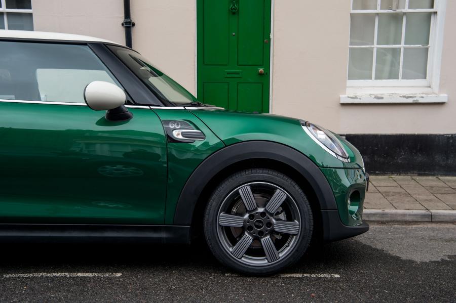 Детали экстерьера Mini Cooper 60 Years Edition (F56) 2019 года  (WW) (фото 51 из 189)